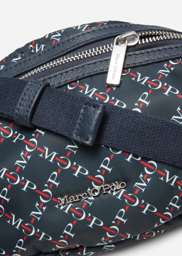 Marc O'Polo Gürteltasche Wibke aus Nylon, mit verstellbarem Umhängegurt mit Logo Print_4_Detail